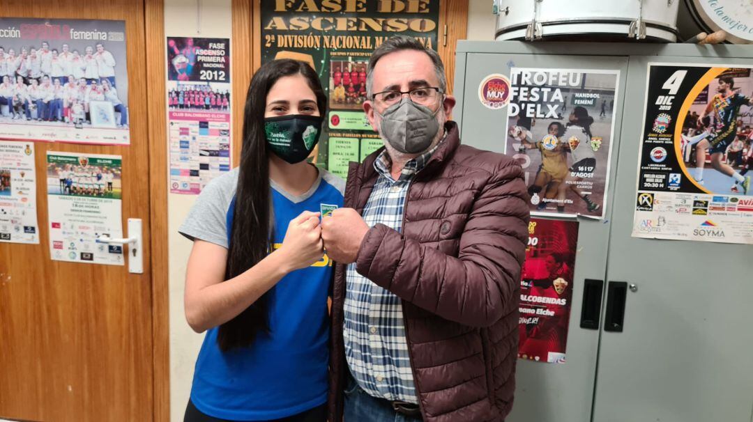 Ana Luiza Borba con el presidente del Elche Juanjo Ávila 