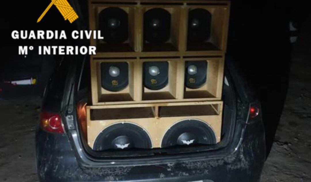 Coche con altavoces de alguno de los participantes en el botellón ilegal.