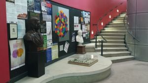 Hall de entrada del Centro para Estudios Matemáticos de la Universidad de Cambridge (Reino Unido) donde trabaja el astrofísico Stephen Hawking rodeado de decenas de colegas y estudiantes.