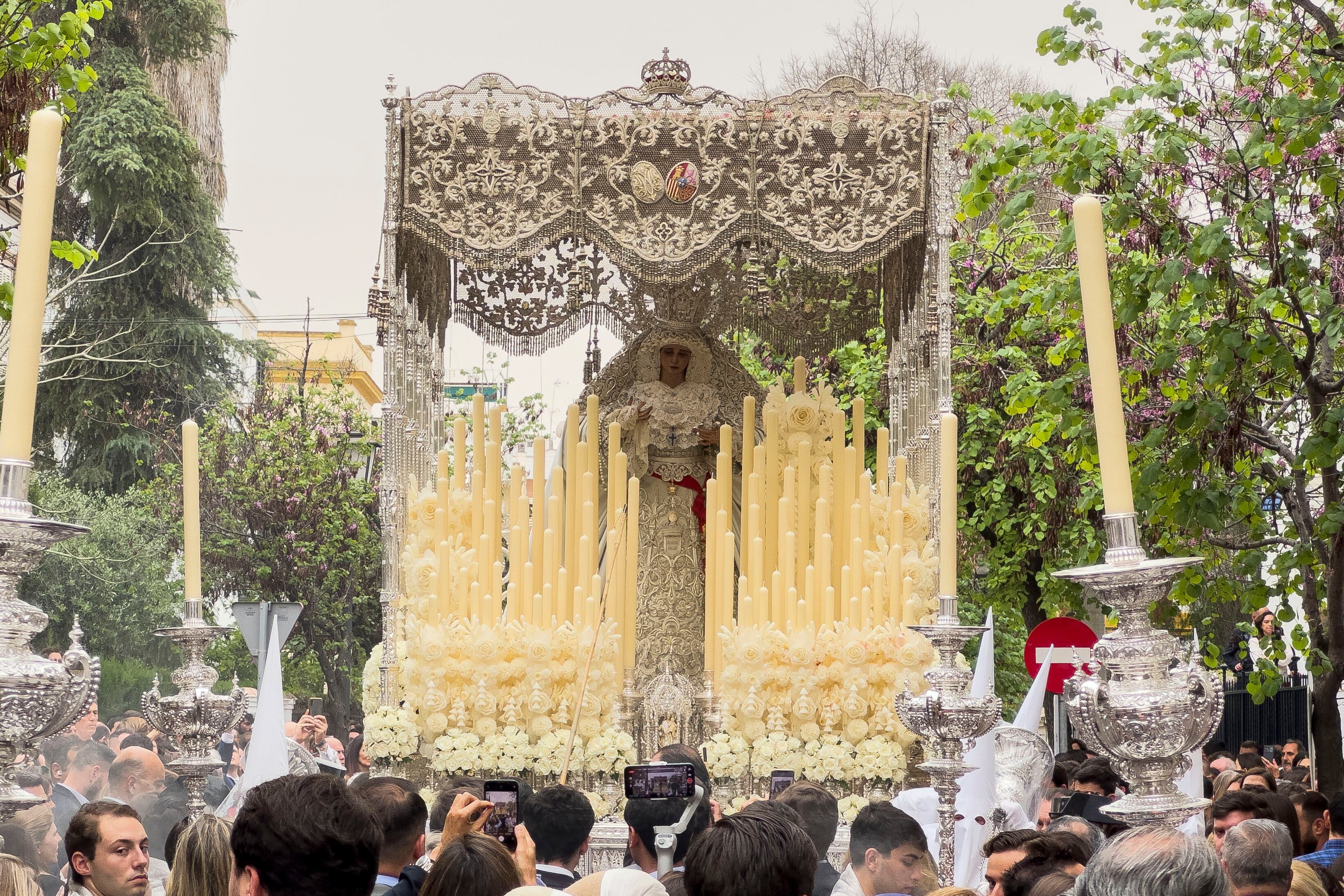 SEVILLA, 24/03/2024.-Un momento de la procesión de la Hermandad de la Paz, que debido a la lluvia ha regresado a la iglesia este Domingo de Ramos. EFE/ David Arjona
