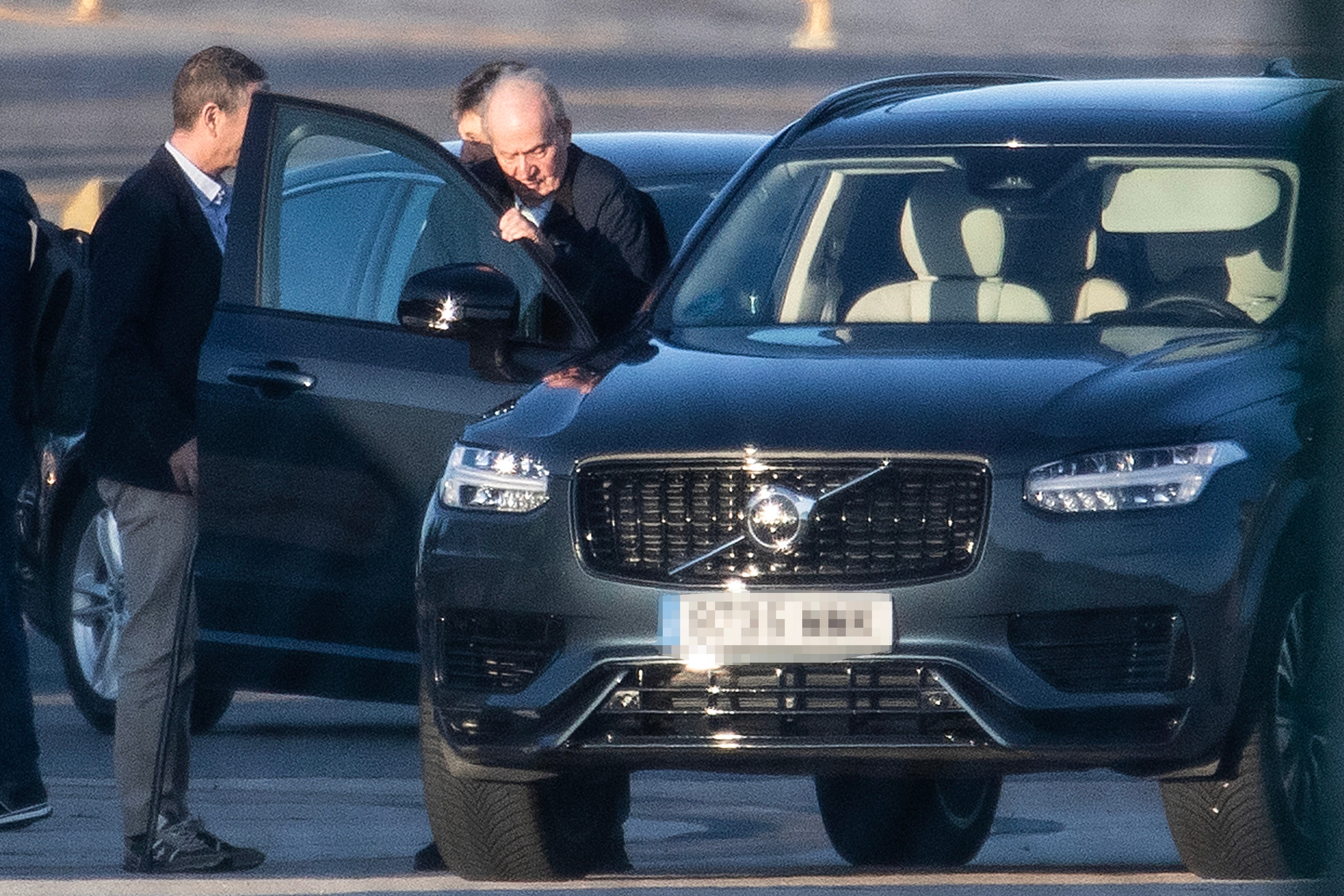 El rey emérito Juan Carlos de Borbón ha aterrizado en el aeropuerto de Vigo este martes, donde fue recibido por Pedro Campos y su esposa, y desde allí se han dirigido a la casa que posee Pedro en Sanxenxo.
EFE / Salvador Sas