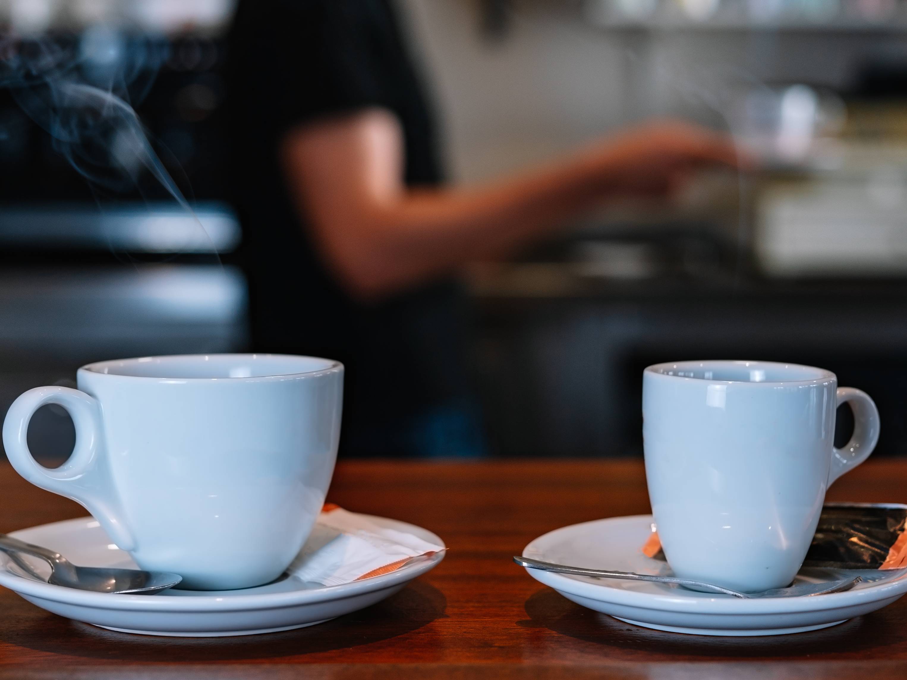 Dos cafés sobre la barra de un bar. Archivo