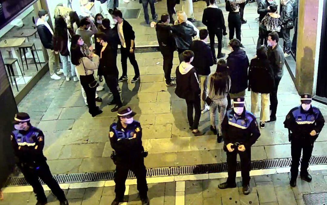 Desalojadas 87 personas de un local de Pamplona con aforo para 28