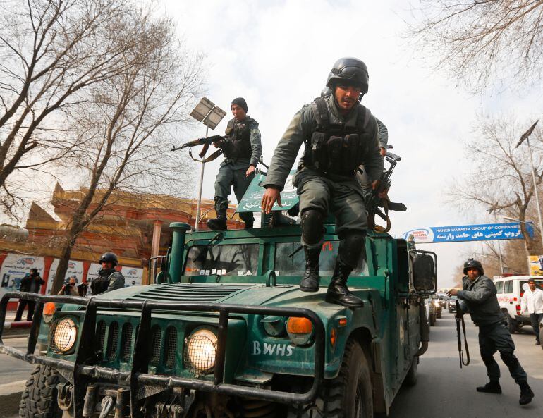 La policía afgana llega al hospital militar 