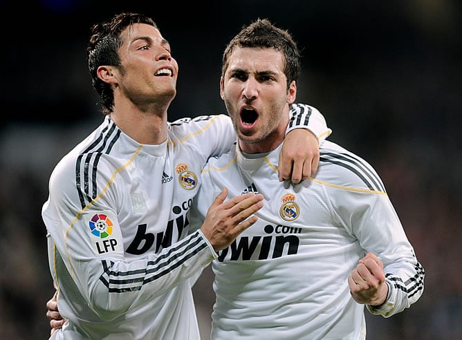 Cristiano Ronaldo e Higuaín celebran un gol blanco