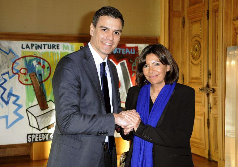 El líder del PSOE, Pedro Sánchez (i), se ha reunido esta mañana con la alcaldesa de París, Anne Hidalgo (d), antes de participar en la manifestación convocada contra el terrorismo en la que estarán presentes otros dirigentes políticos.