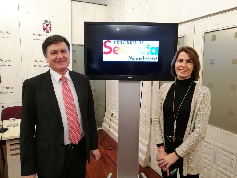 Francisco Vázquez junto a la diputada de turismo Magdalena Rodríguez