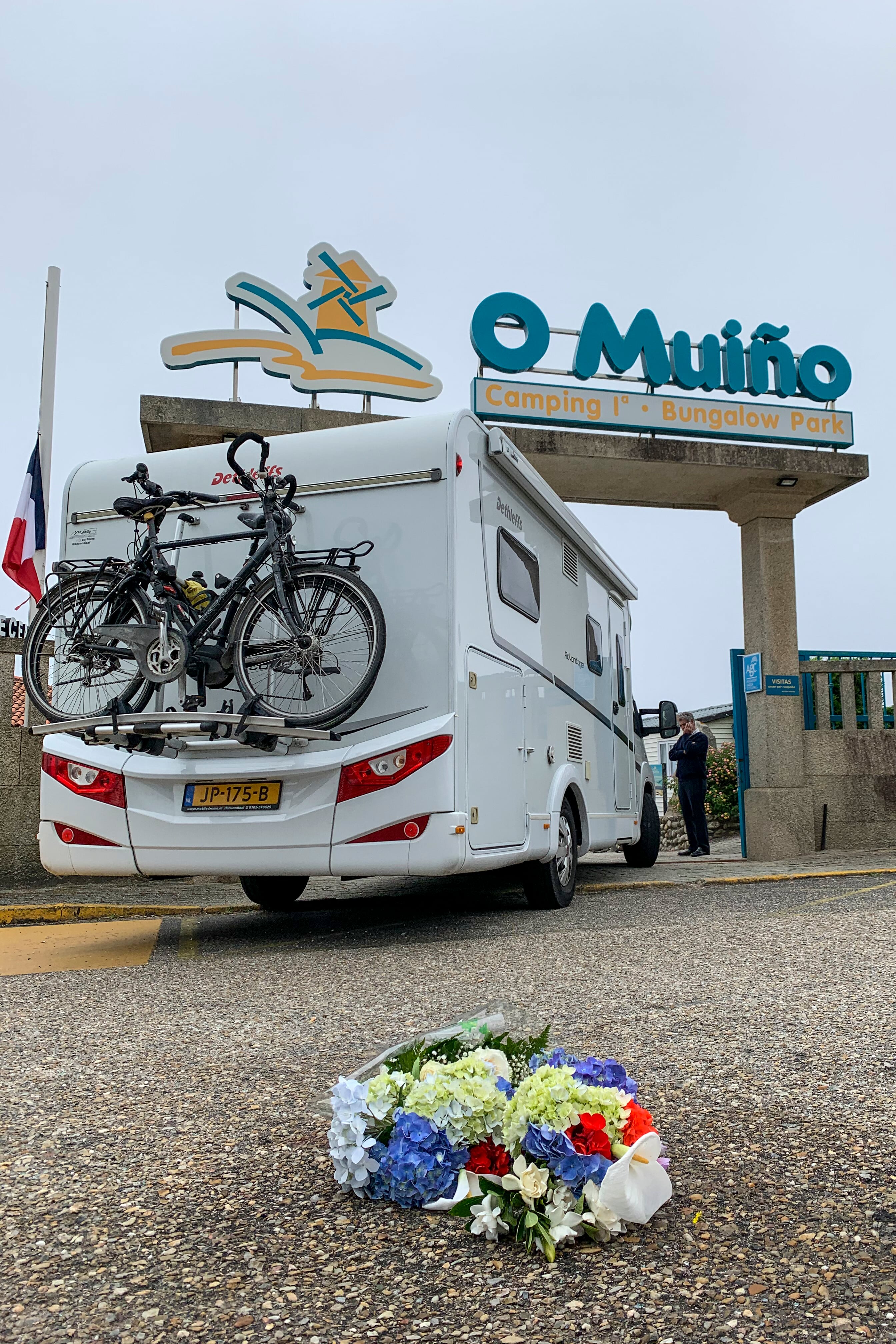 OIA (PONTEVEDRA), 04/06/2023.- Camping de O Muiño, en la localidad pontevedresa de Oia, donde centenares han mostrado su repulsa ante el crimen machista de Ana Vanesa S. P., que fue asesinada este sábado a tiros por su expareja, un guardia civil que tras huir se quitó la vida. EFE/ Josechu Ortiz
