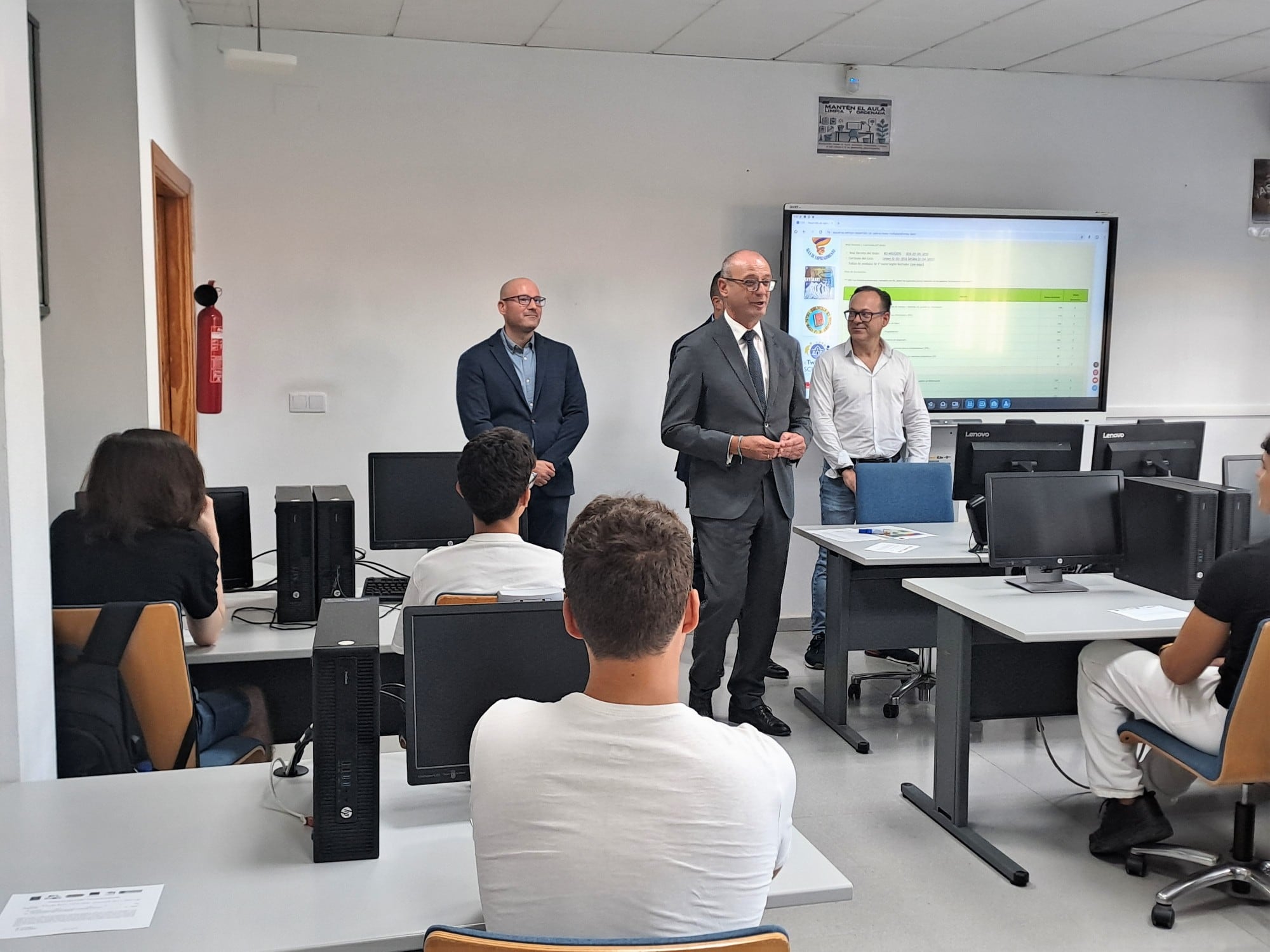 El consejero de Educación y Formación Profesional, Víctor Marín, visita el IES Ingeniero de la Cierva (Murcia) con motivo del inicio de curso de Formación Profesional en la Región de Murcia