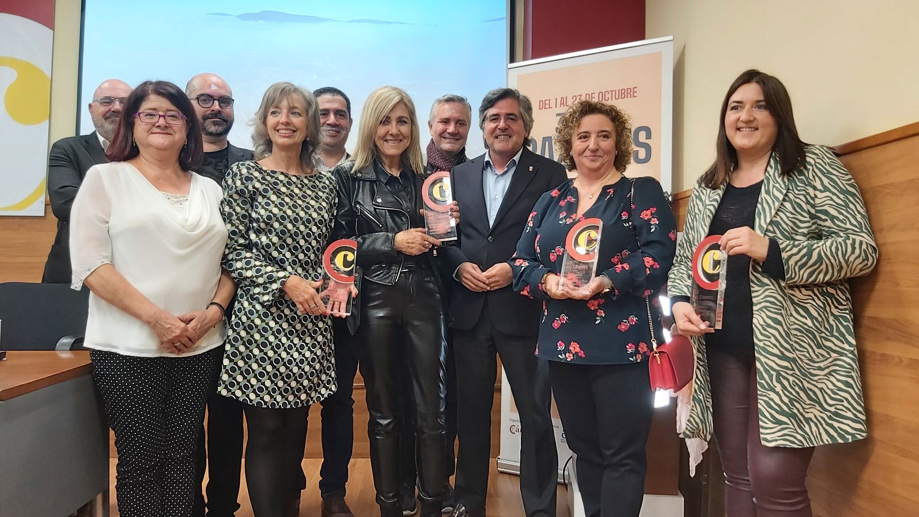 Los cuatro comercios ganadores junto a las autoridades al finalizar el acto de entrega de los premios