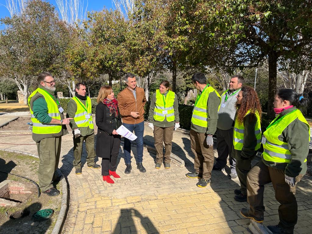 La concejala de Medio Ambiente de Jaén, Mari Carmen Angulo, y el diputado de Infraestructuras Municipales, José Luis Agea, charlan con los trabajadores en el Parque Botánico.