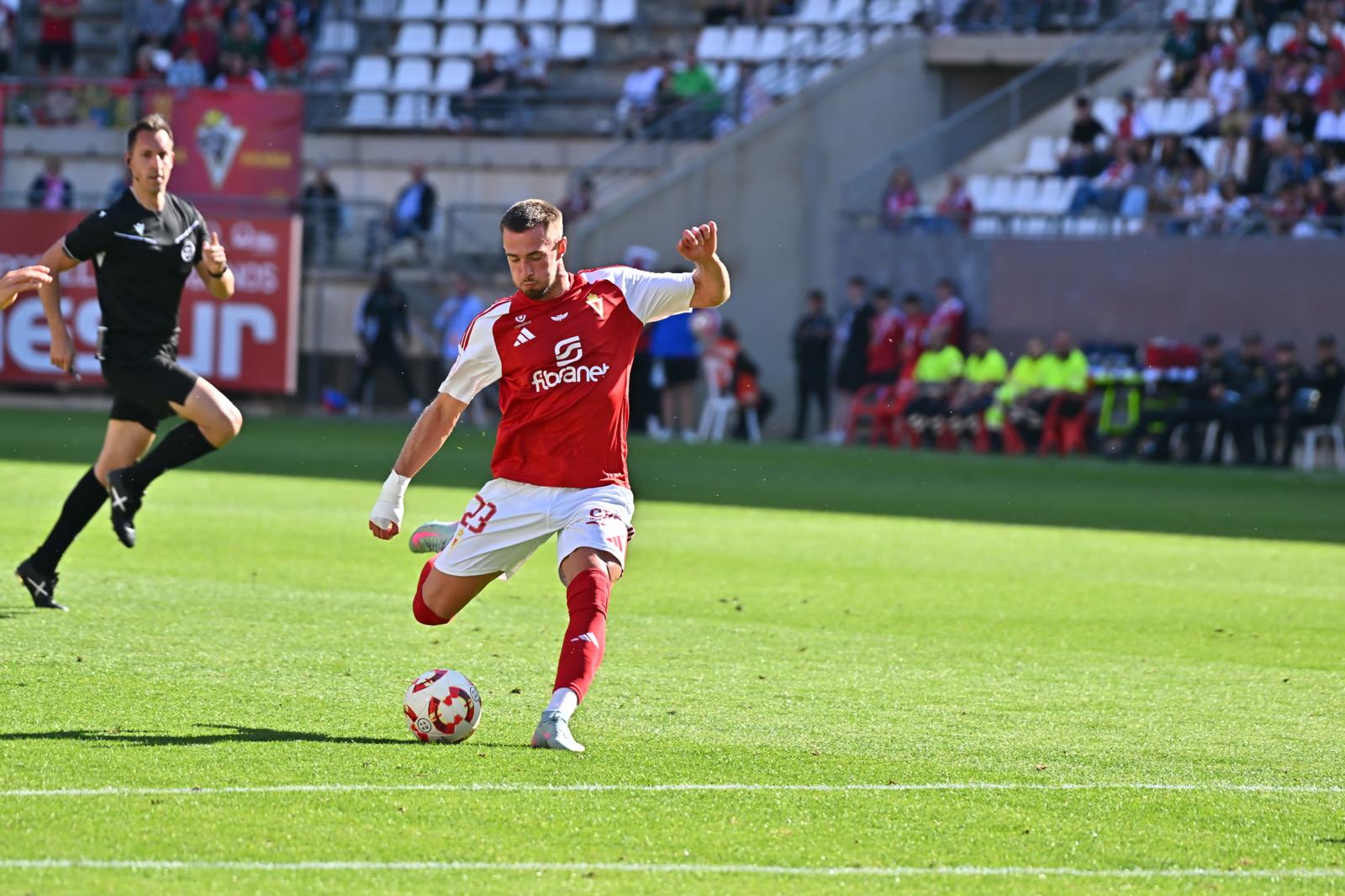 David Flakus, jugador del Real Murcia, dispara a gol en el Enrique Roca ante el Villarreal B
