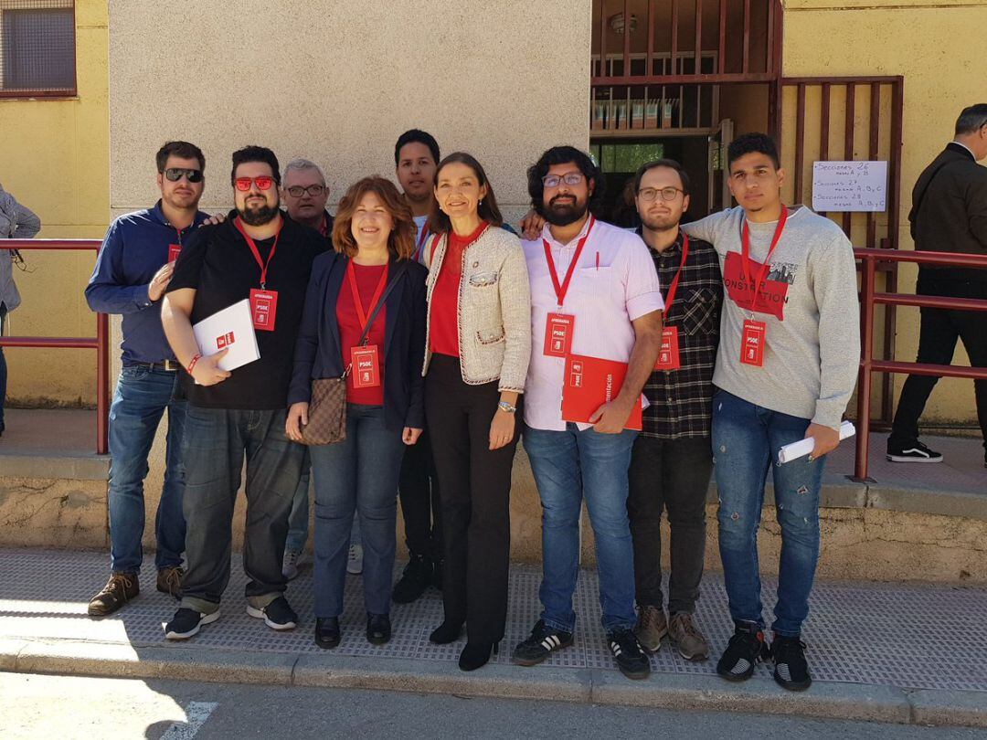 Natalia de Andrés, portavoz socialista y candidata por el PSOE en Alcorcón junto a la Ministra Reyes Maroto y militantes del PSOE