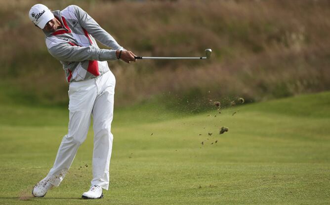 El golfista australiano Adam Scott golpea la bola durante la tercera jornada del torneo Abierto de golf, que se disputa en Royal Lytham St Annes