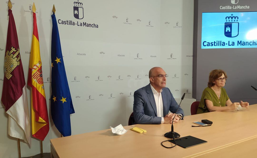 El director general de Salud Pública y la delegada provincial de Sanidad durante su comparecencia en 'Casa Perona'