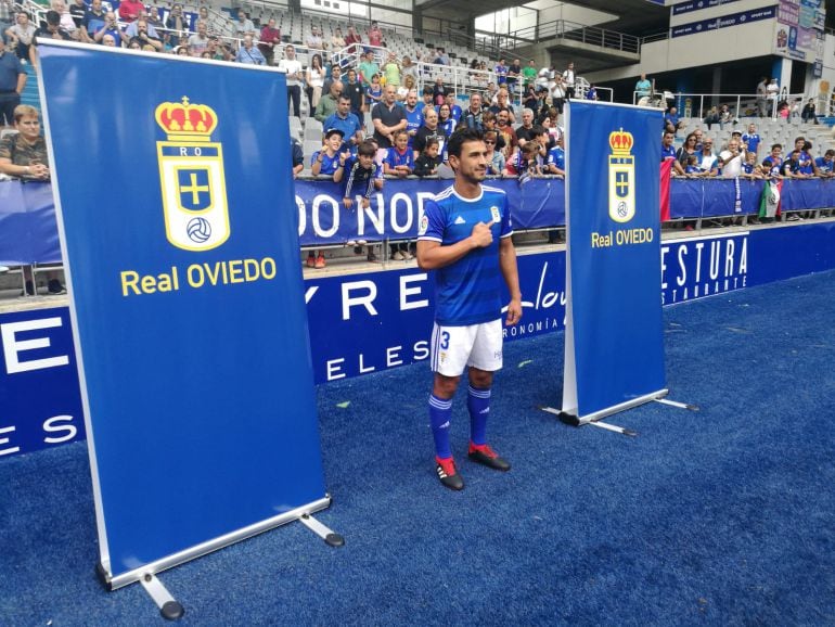 Alanís posa con la camiseta del Real Oviedo en el Carlos Tartiere.