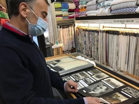Mariano de los Reyes contemplando la foto de su abuelo en un álbum familiar