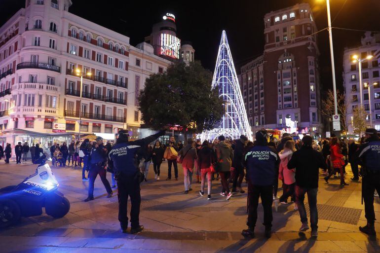 La Policía Municipal regula el sentido de la peatonalidad de la madrileña calle de Preciados