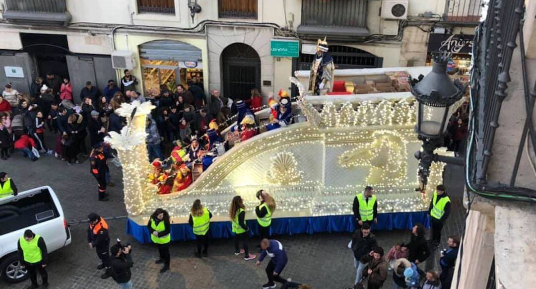 Una de las carrozas de la cabalgata a su paso por la plaza de Santa María.