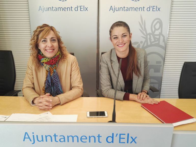 Pilar Maciá, coordinadora de Turismo, y Mireia Mollà, concejala del área