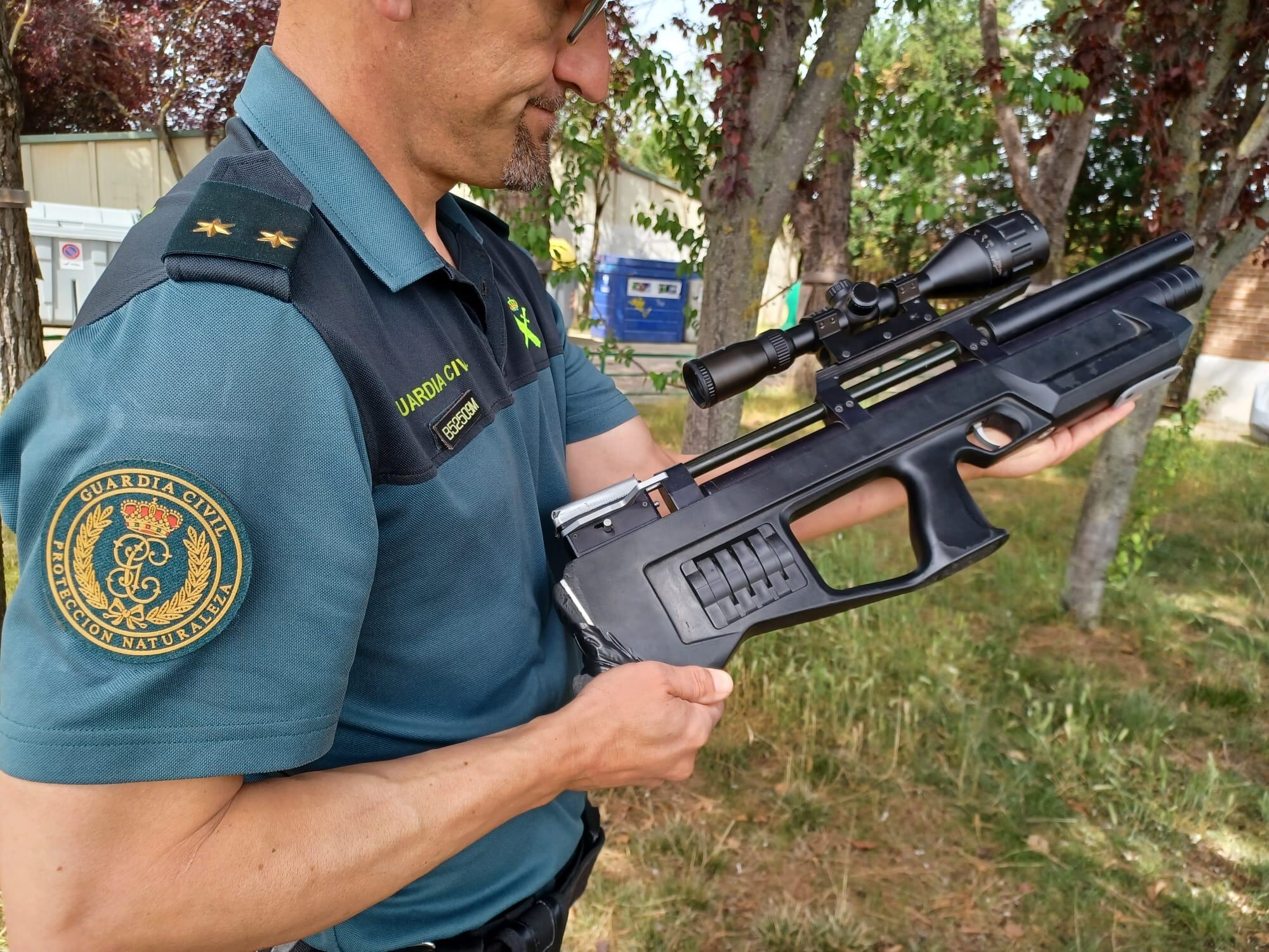 La Guardia Civil investiga a una persona que portaba un arma lista para su uso en un vehículo todo terreno