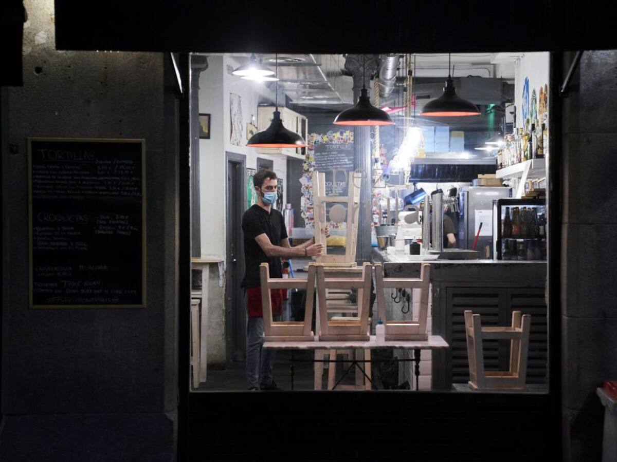 Euskadi y La Rioja se aferran a una frase del BOE para mantener el interior de la hostelería abierto