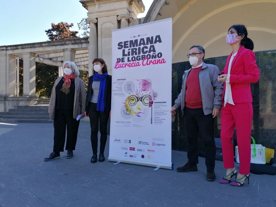 Ana Zabalegui, directora general de Cultura del Gobierno de La Rioja; Carmen Urquía, concejala de Cultura del Ayuntamiento de Logroño; Antón Armendáriz, director artístico de la iniciativa y la cantante Nerea Elorriaga 
