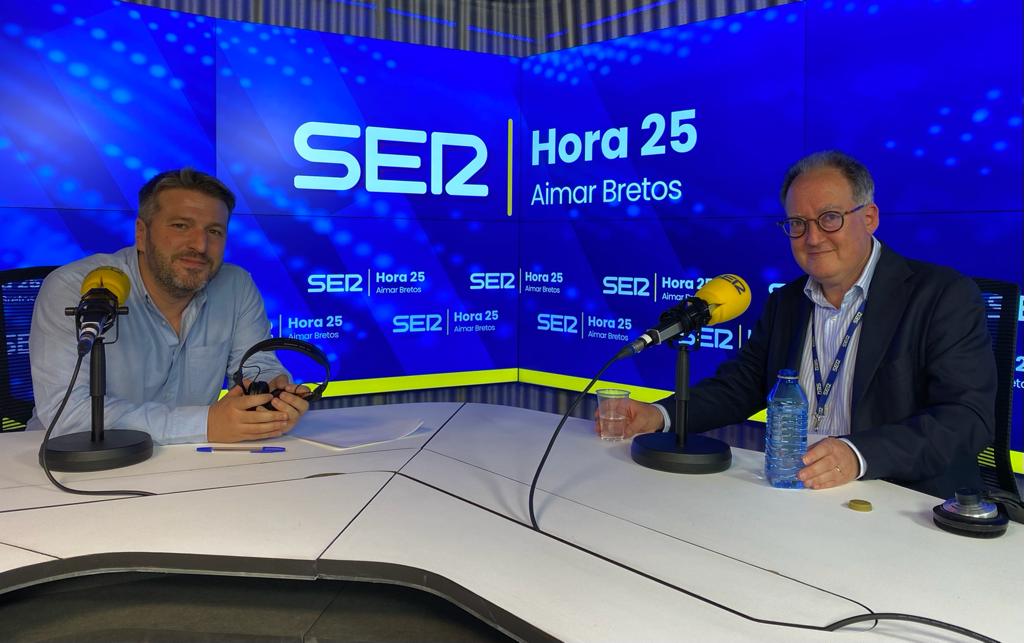 Aimar Bretos y Gideon Rachman en los estudios centrales de la Cadena SER.