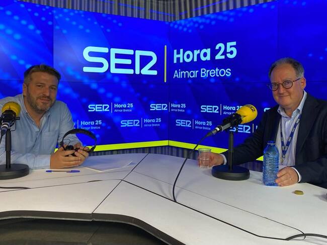 Aimar Bretos y Gideon Rachman en los estudios centrales de la Cadena SER.