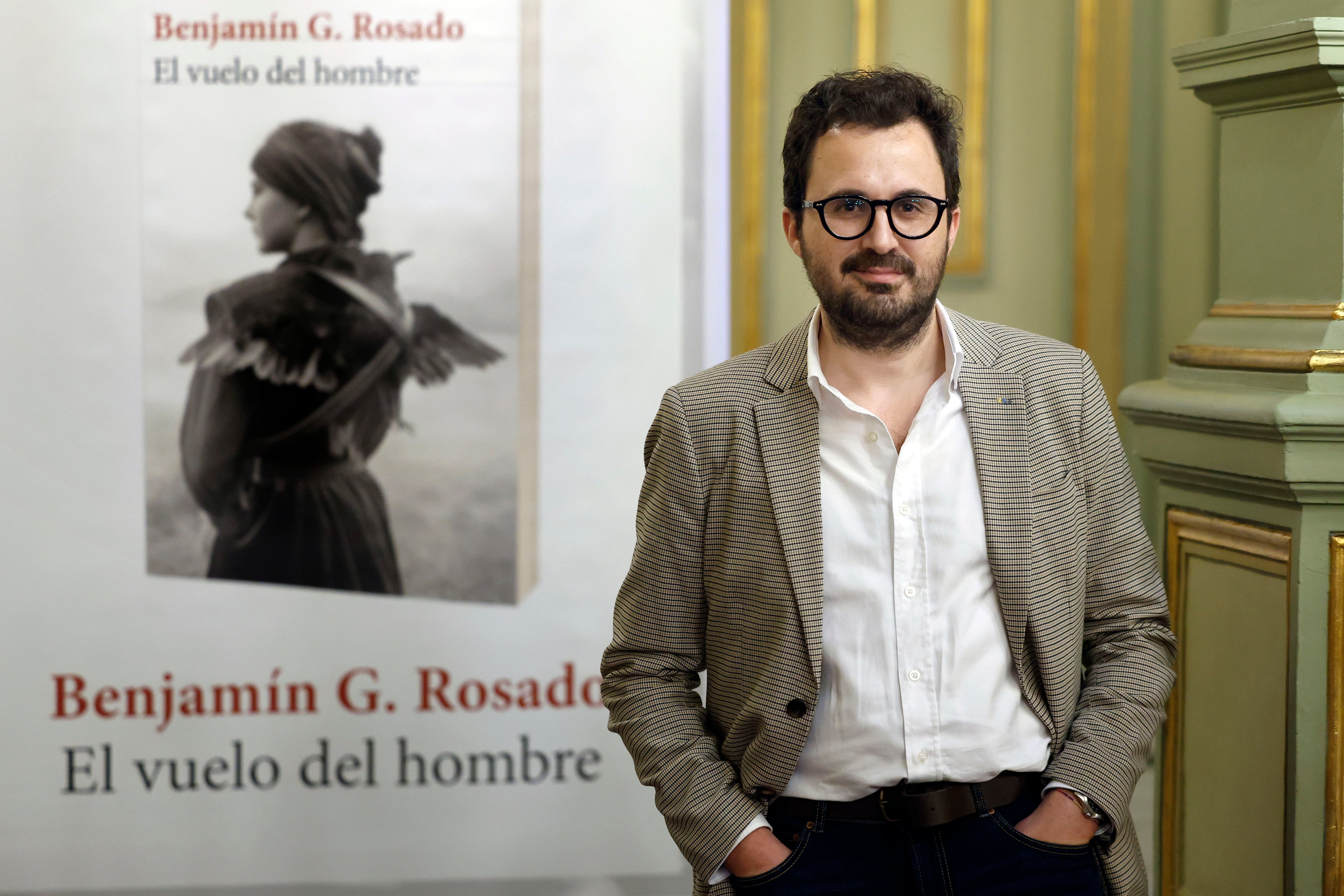 El periodista abulense Benjamín G. Rosado ha ganado el Premio Biblioteca Breve 2025, dotado con 30.000 euros, con &#039;El vuelo del hombre&#039;, una ópera prima en la que construye un ejercicio metaliterario que bebe de la tradición literaria de fabuladores como Paul Auster o Roberto Bolaño, según el jurado. 