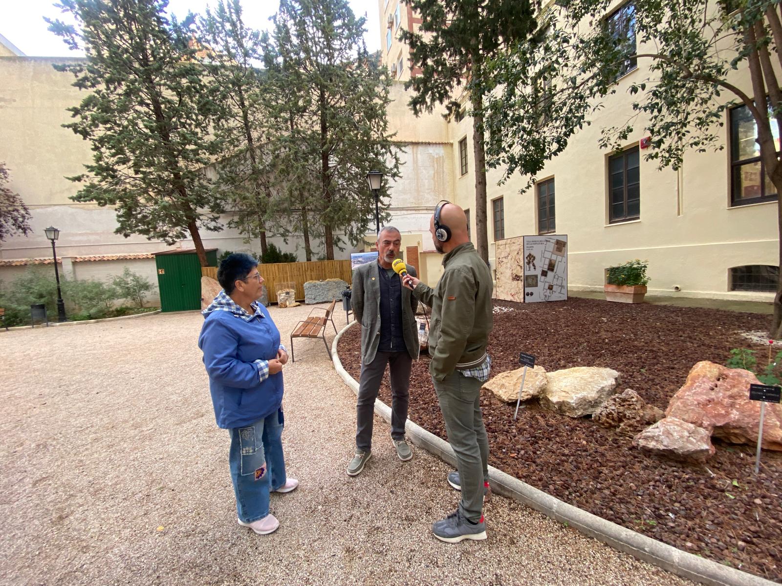 Ana Teresa Moreno y Pablo Ferrandis, en el jardín del Chalé Fontecha