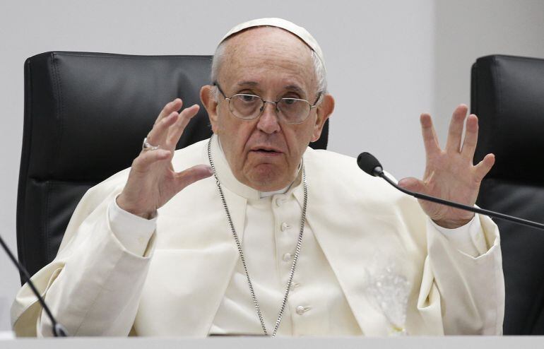 El papa Francisco se dirige a varios jóvenes durante un encuentro pre-sinodal en el Pontificio Colegio Internacional Maria Mater Ecclesiae en Roma 