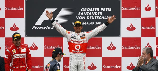 Hamitlon celebra su victoria junto con Fernando Alonso, que ha quedado segundo, y Mark Webber, que ha quedado en tercera posición.