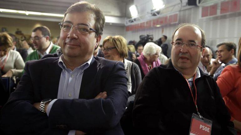 A la derecha, Guillermo Fernández Vara; a la izquierda, Miquel Iceta en una fotografía de archivo. 