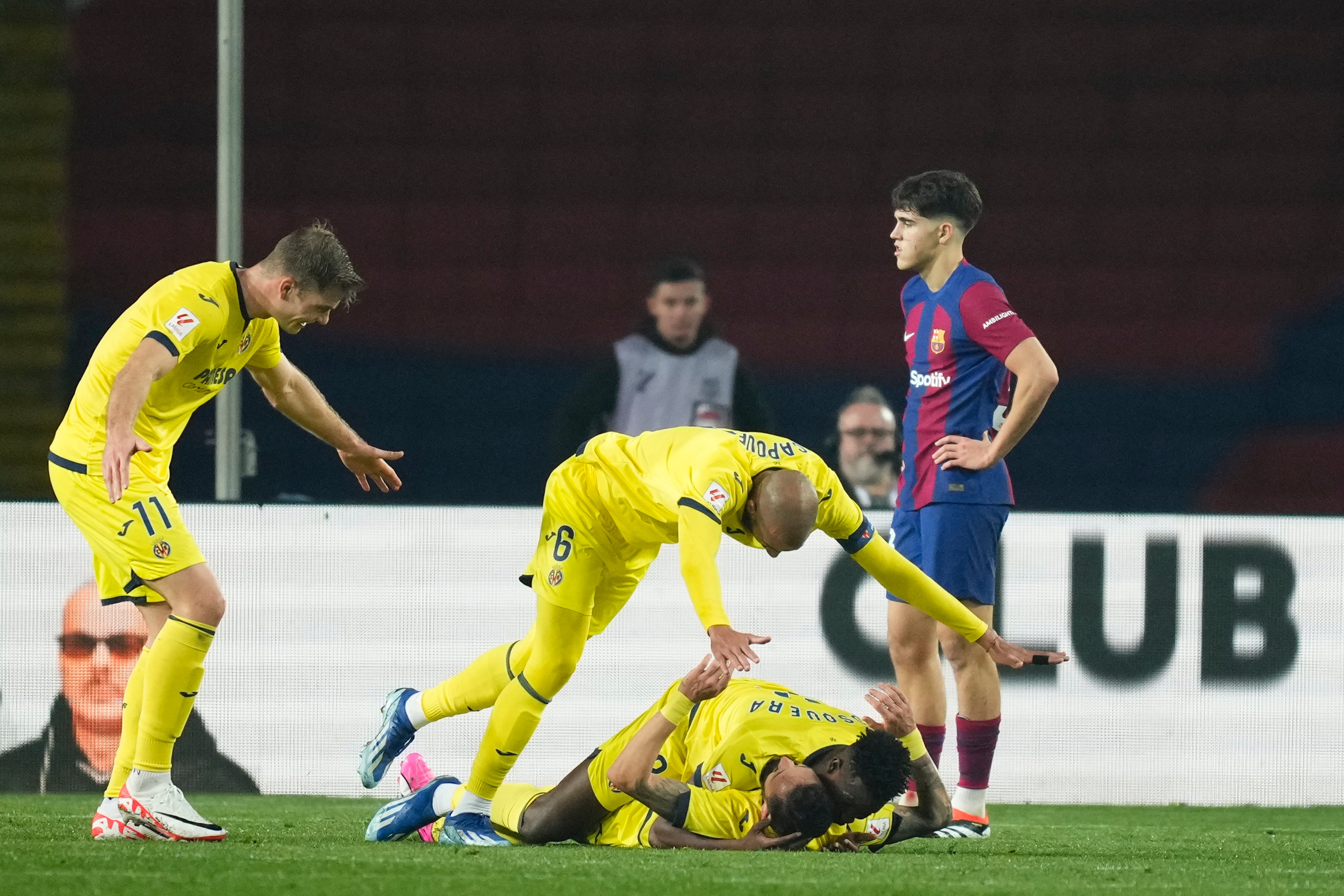 Los jugadores del Villarreal celebran su quinto gol ante el Barça en Montjuic.  (Photo by Jose Breton/Pics Action/NurPhoto via Getty Images)