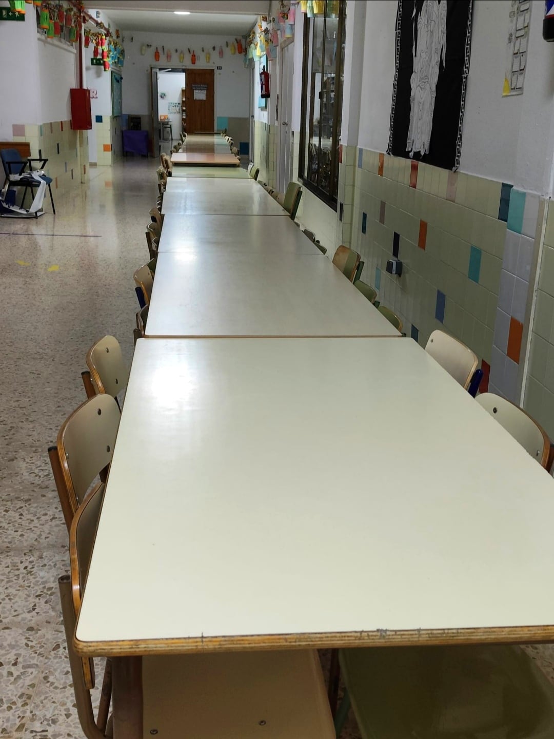 Mesas dispuestas en los pasillos del CEIP Vasco Núñez de Balboa de Benidorm para poder dar continuidad al servicio de comedor / GMS