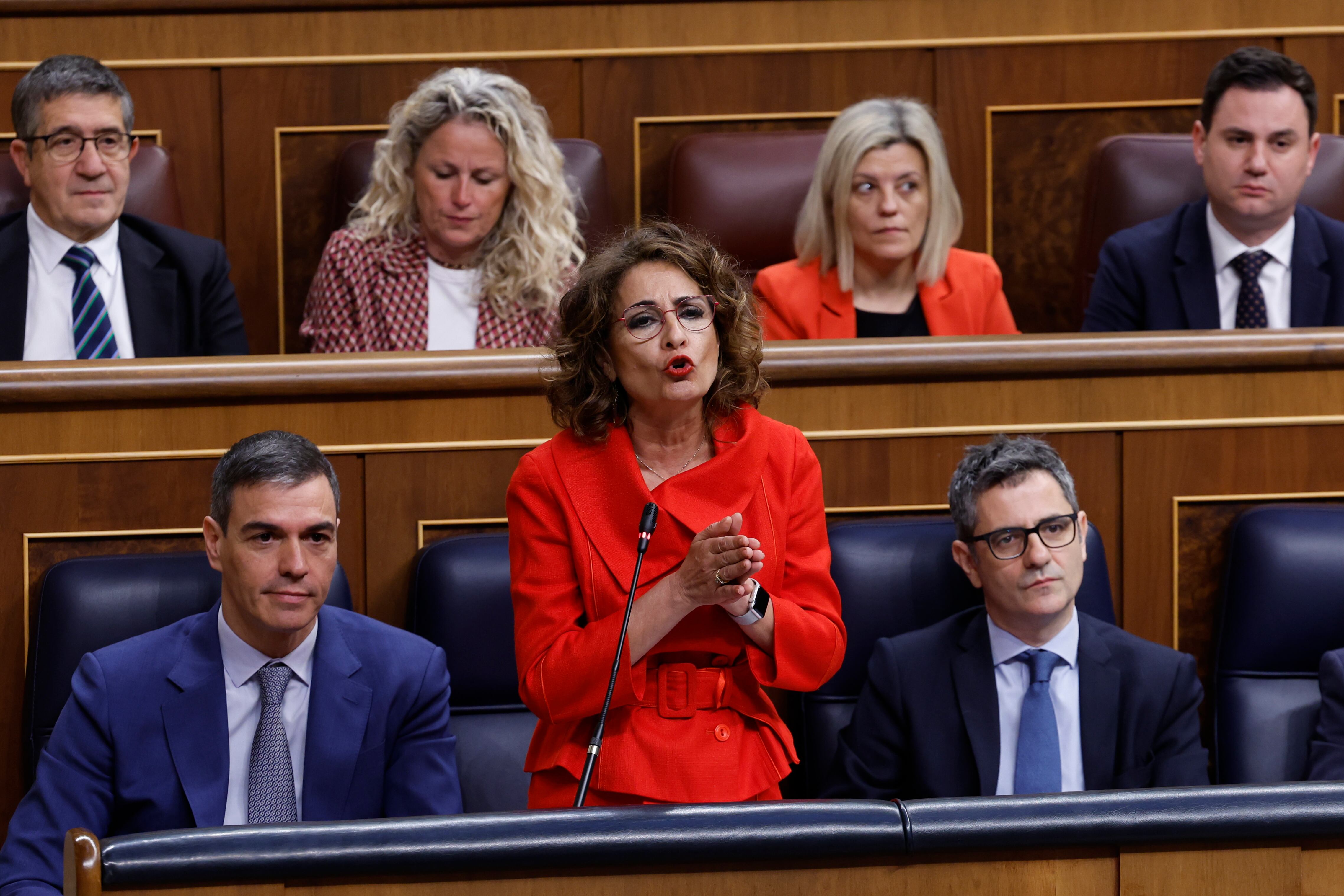 MADRID, 20/03/2024.- La vicepresidenta primera y ministra de Hacienda, María Jesús Montero, interviene en presencia del presidente del Gobierno, Pedro Sánchez, y del ministro de Presidencia, Justicia y Relaciones con las Cortes, Félix Bolaños, durante la sesión de control al Gobierno este miércoles en el Congreso de los Diputados. EFE/ Javier Lizón
