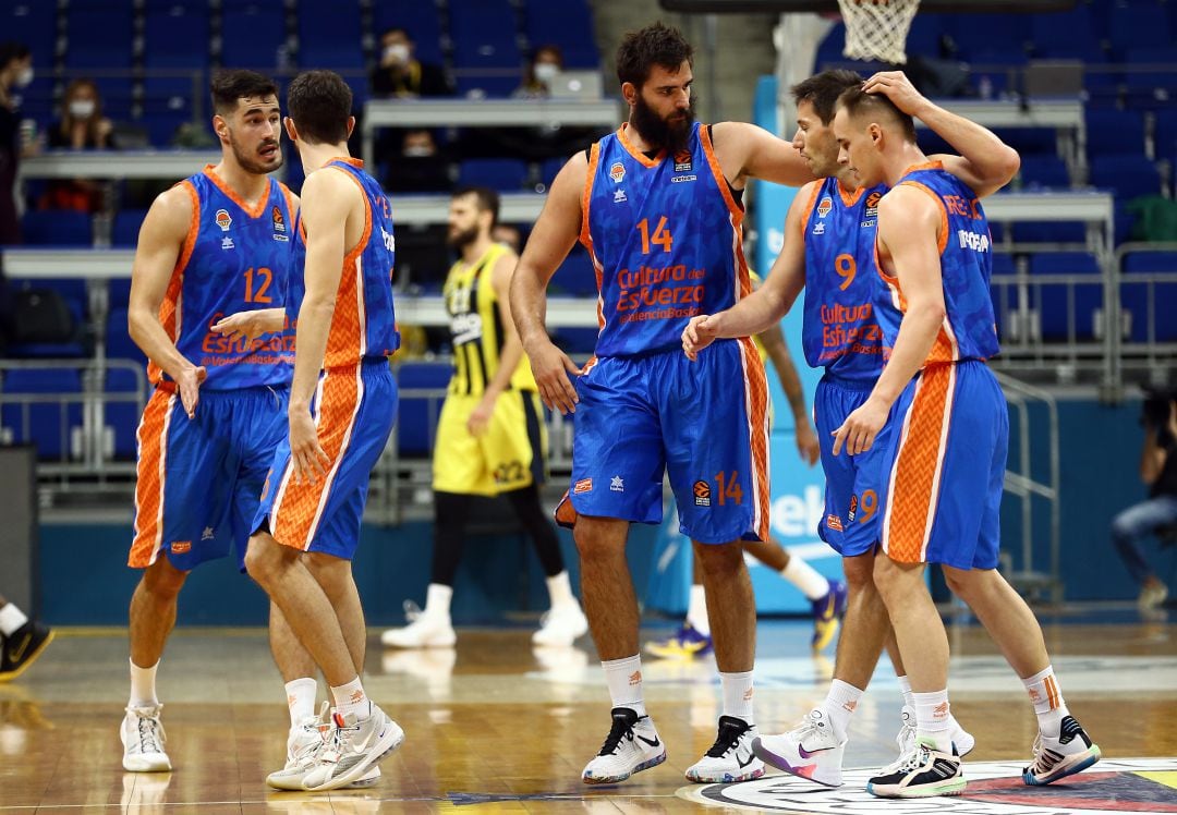 Varios jugadores de Valencia Basket celebran el triunfo en Estambul