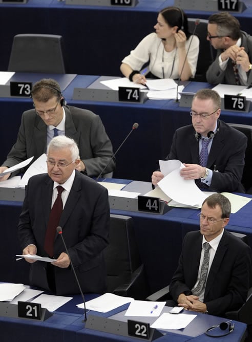 El comisario europeo de Sanidad y Consumo, John Dalli, da un discurso sobre el brote de infecciones por E. Coli de origen desconocido en la UE en el Parlamento Europeo en Estrasburgo (Francia)