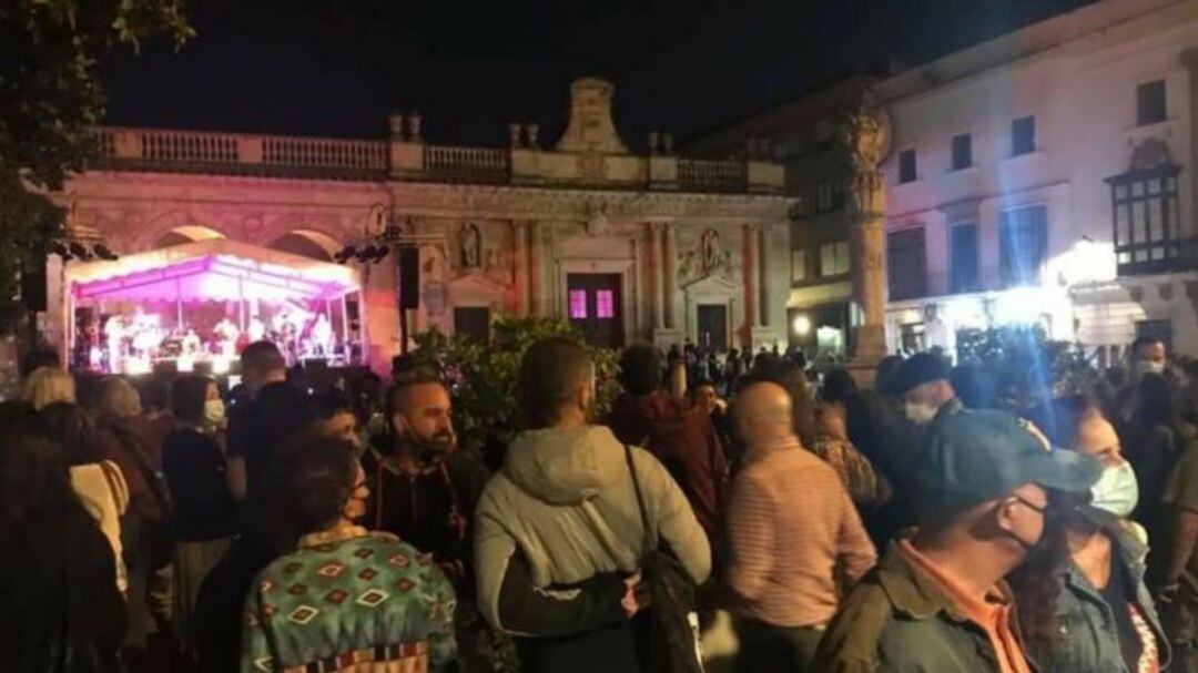 Imagen de la aglomeración de personas en la Plaza de la Asunción