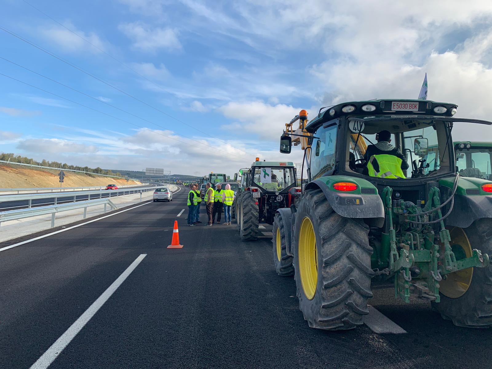 Tractores colapsando una autovía jiennense durante una manifestación del sector agrario