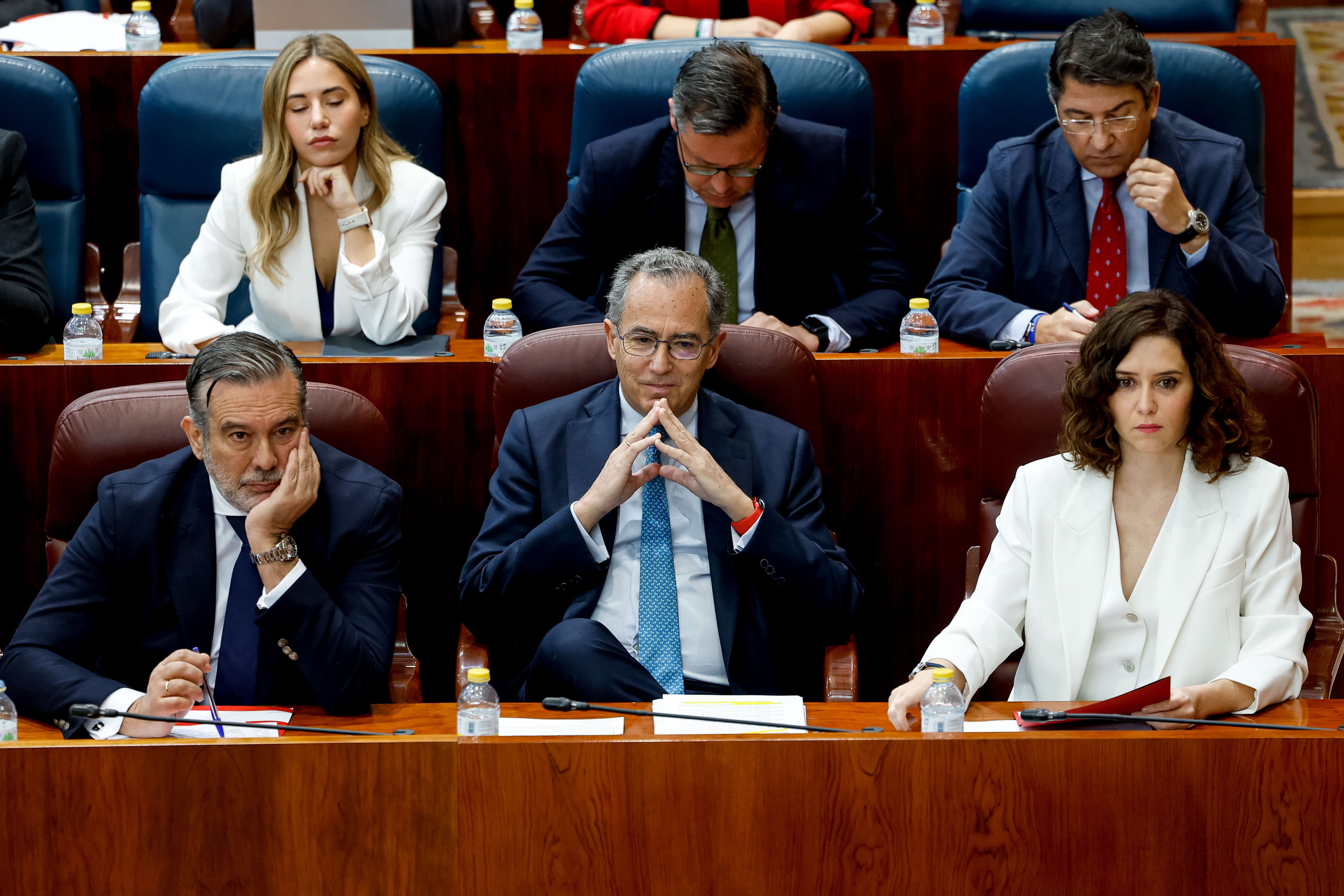 La presidenta de la Comunidad de Madrid Isabel Díaz Ayuso, y Enrique Ossorio (c), vicepresidente de la Comunidad de Madrid, durante el pleno de la Asamblea de Madrid, este jueves en Madrid.-EFE/Daniel González