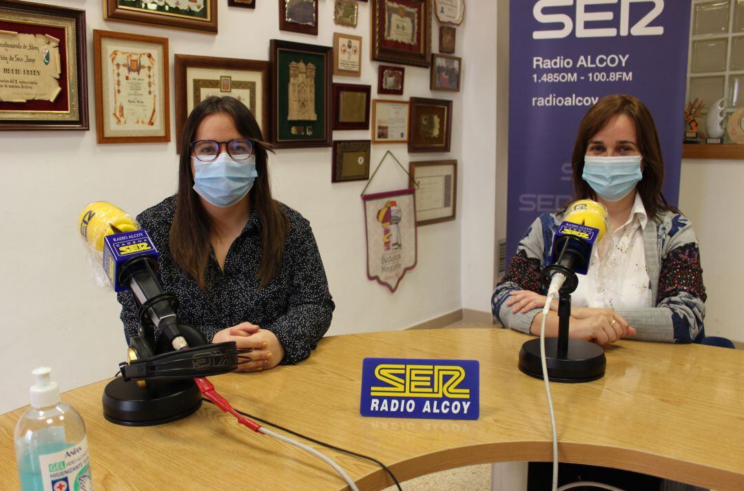 Ainoha López, concejal de Cultura, e Isabel López, alcaldesa de Xixona, en el estudio de Radio Alcoy