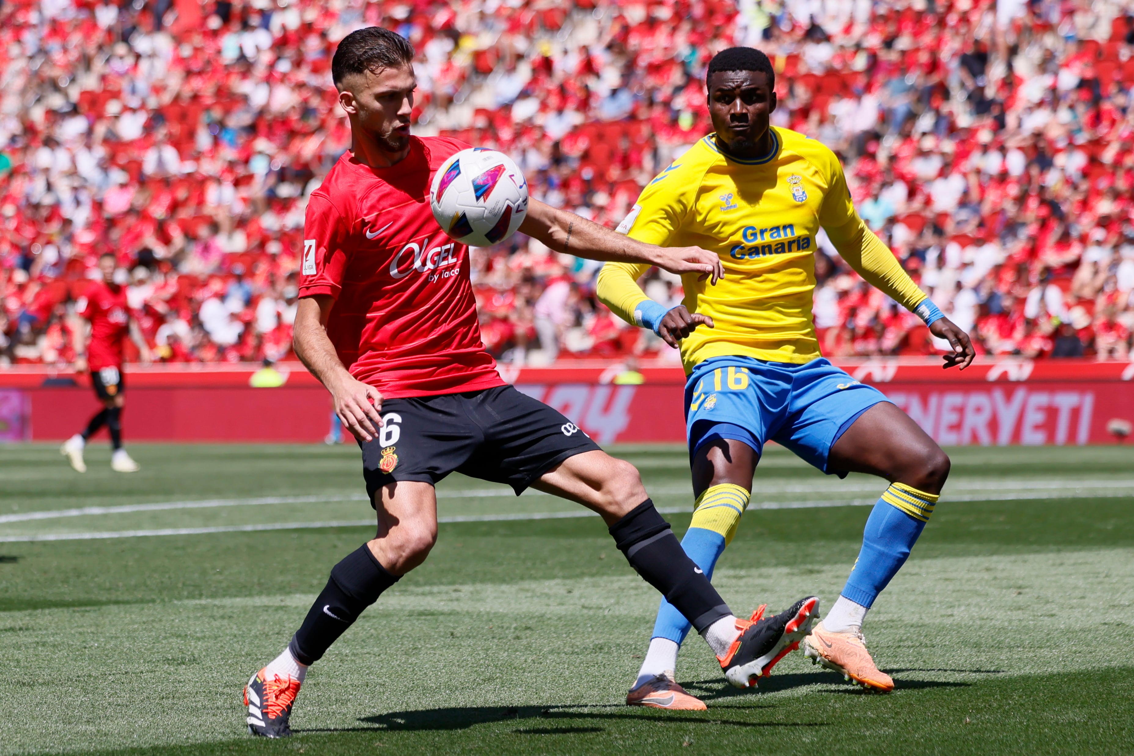 PALMA DE MALLORCA, 11/05/2024.- El delantero de Las Palmas Sory Kaba y el defensa del Mallorca José Manuel Arias Copete durante el partido de la jornada 35 de LaLiga entre el Real Mallorca y U.D Las Palmas, que se disputa este sábado en el estadio de Son Moix en Palma .- EFE/CATI CLADERA
