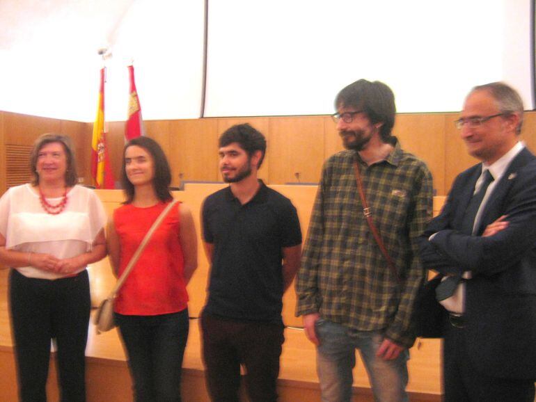 David Delgado en el centro junto a antiguos beneficiarios de la beca