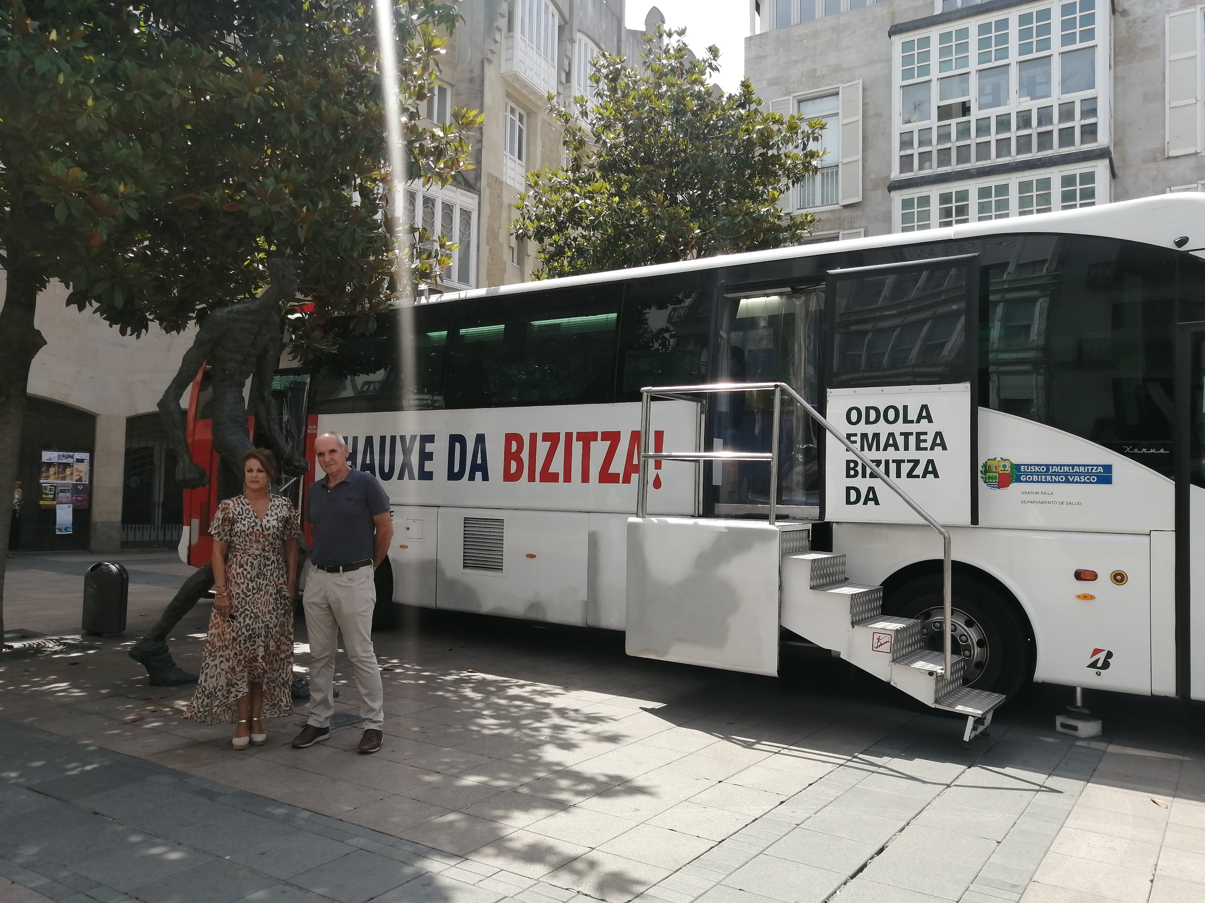 Yolanda Berasategui , presidenta de la Fundación Laboral San Prudencio y Ángel Sierra, presidente de la Asociación de Donantes de Álava este jueves en la plaza del Arca