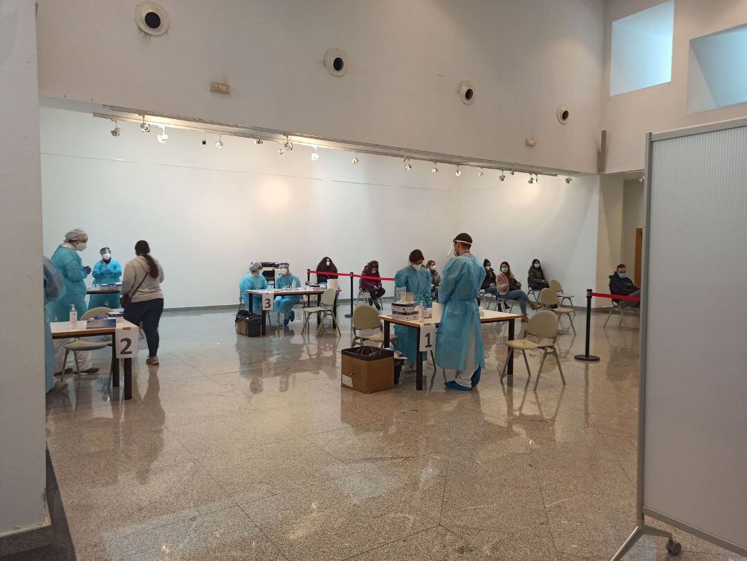  Varios sanitarios realizan test de antígenos en la Universidad Rey Juan Carlos, este miércoles en Móstoles (Madrid).