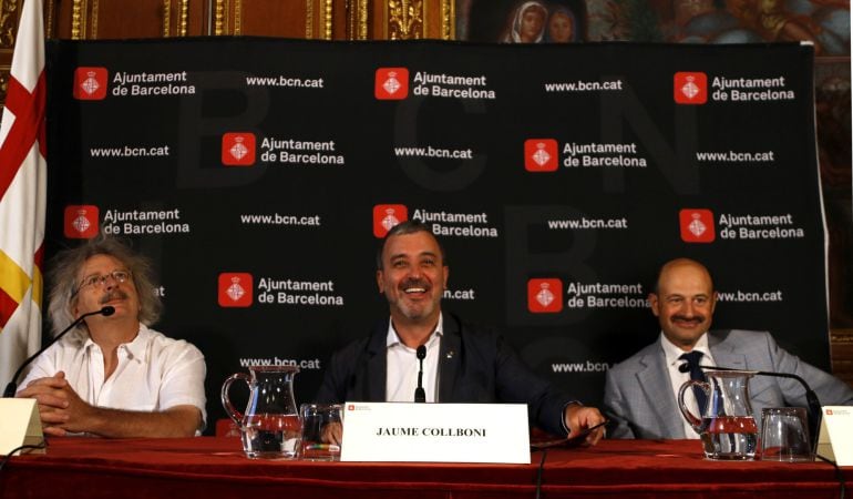 Antoni Albaladejo, vicepresident d'ADETCA, i Antoni Daura, president del Gremi de Llibreters de Catalunya, flanquegen Jaume Collboni, inent d’alcaldia d’Empresa, Cultura i Innovació, dijous 8 de setembre.