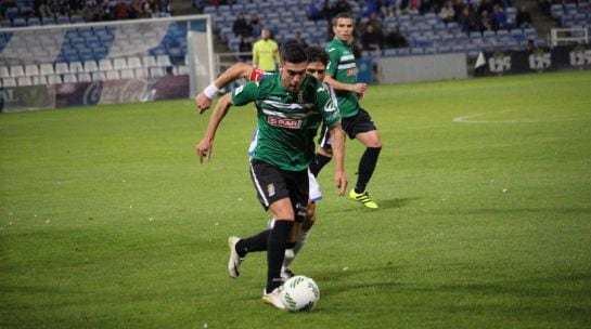 Cristo Martín, autor del gol, trata de marcharse de un rival (Foto: FC Cartagena)