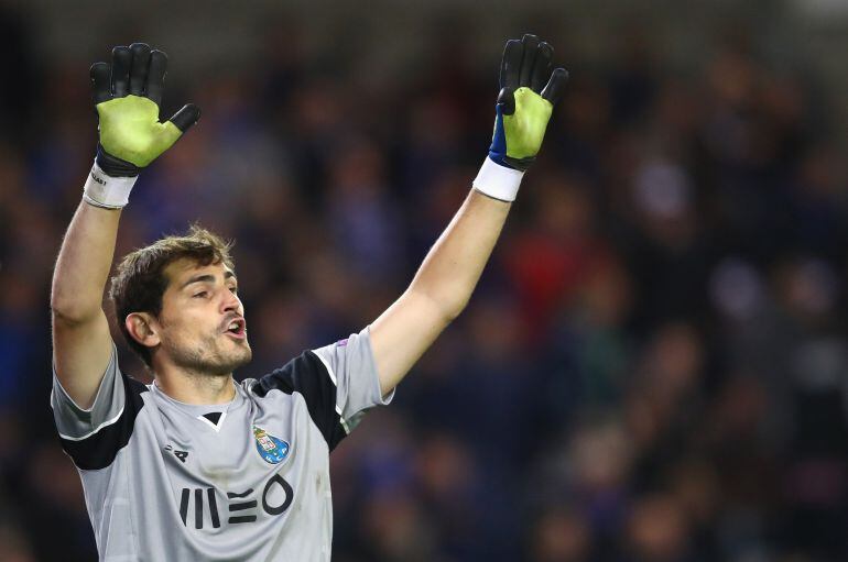 Iker Casillas con la camiseta del Oporto.